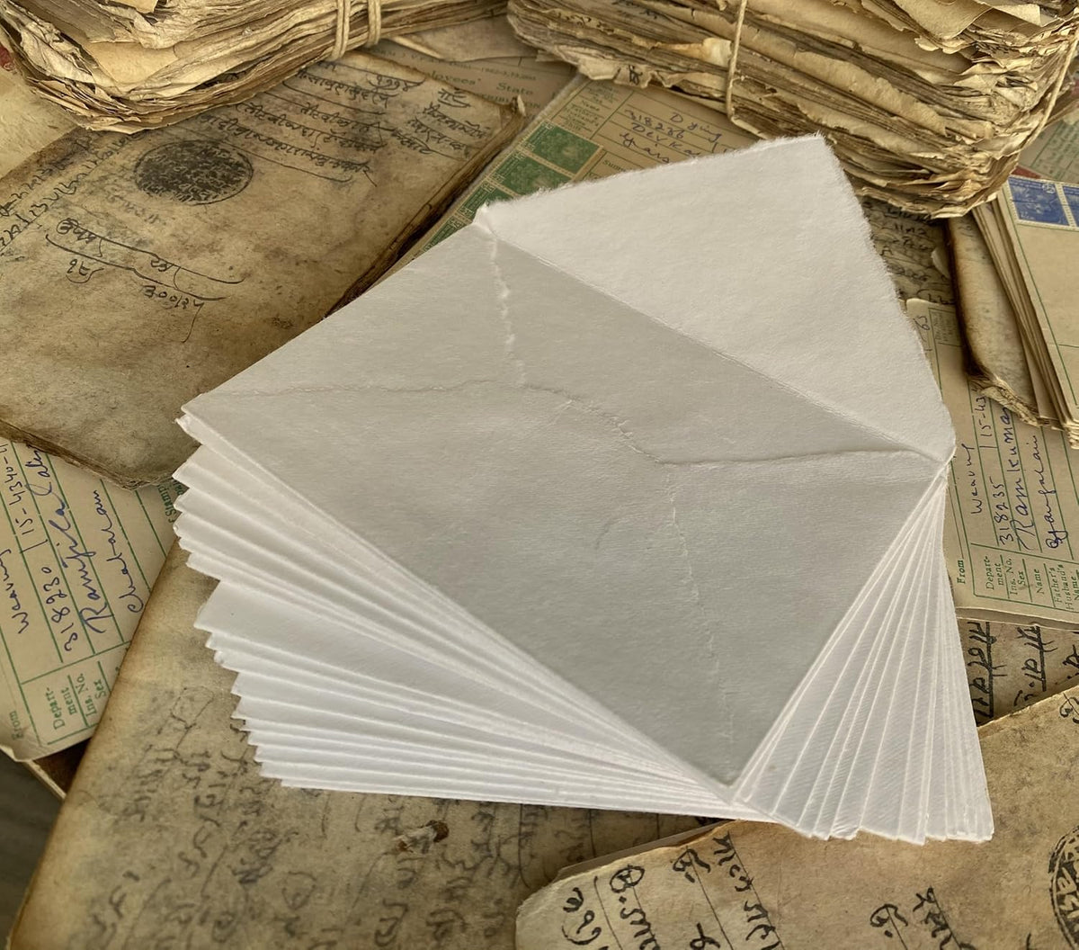 Wanderings Handmade Cream/Ivory Deckle Edge Envelope - Medium Size 5.25" x 7.25" Package of 25 - for Save the Dates, Wedding Invitations, Calligraphy, Letterpress - 150 GSM